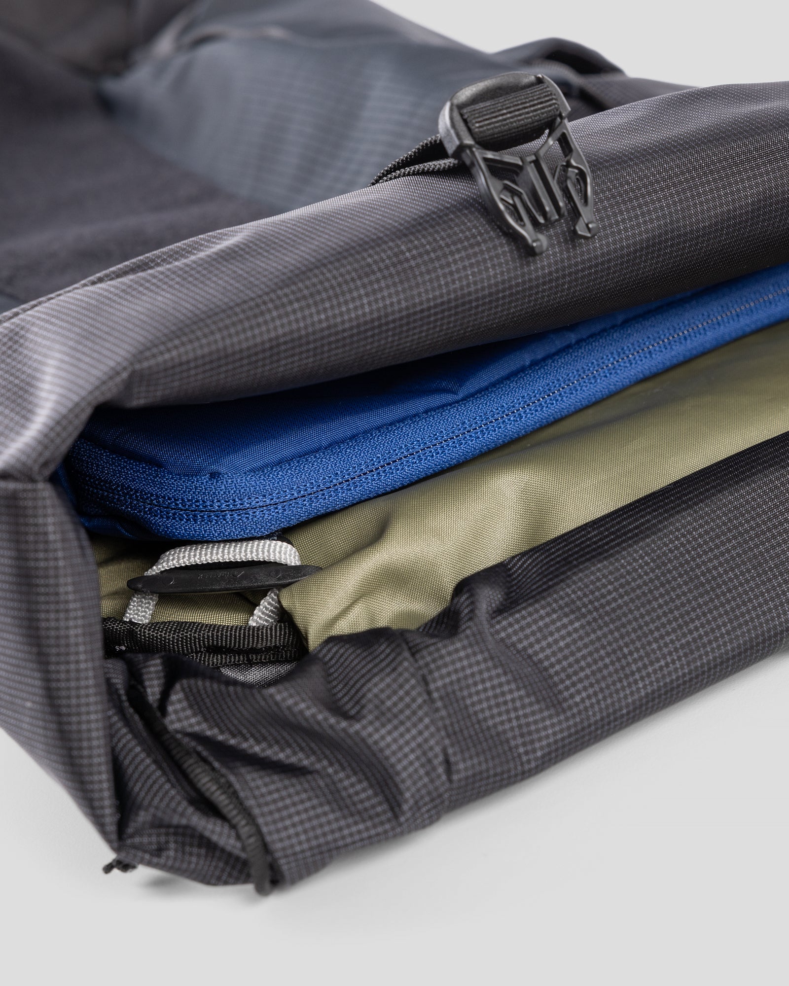 Trailhead Accessory Digi Pouch - Bright Navy/Pure Navy – Kathmandu UK